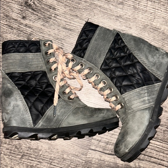 Sorel Gray Lace Up Boots with Suede Texture - Picture 6 of 7